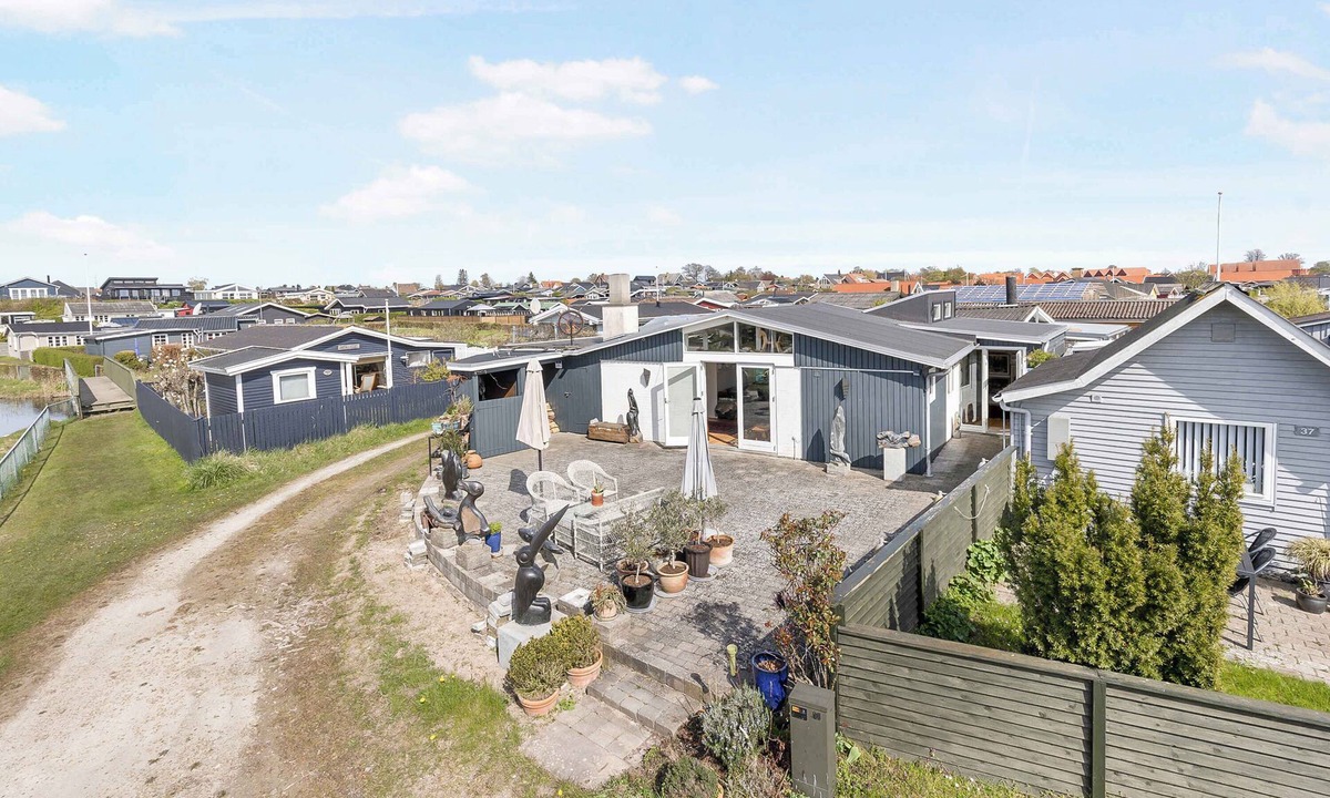 Karrebksminde House | Inviting cottage by the beach with a lake view