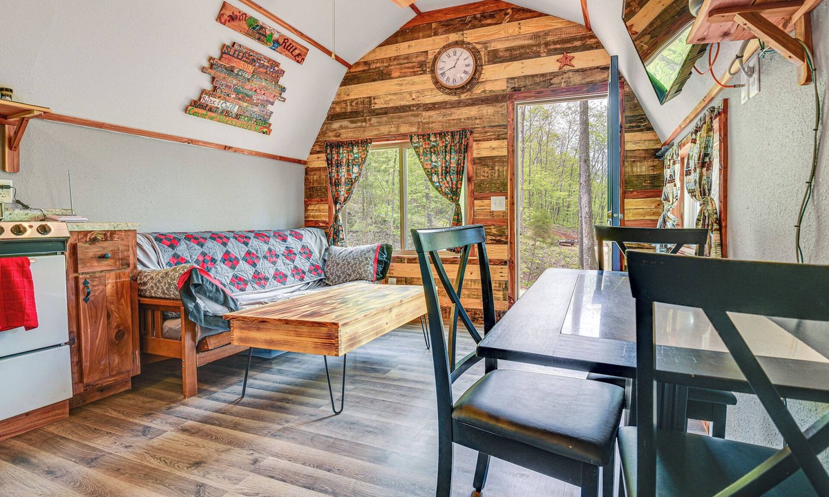 Vulcan Cabin | Inviting Des Arc Cabin w/Fire Pit + Deck!