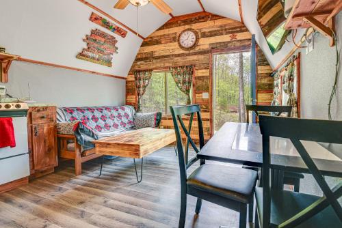 Vulcan House | Inviting Des Arc Cabin w/Fire Pit + Deck!