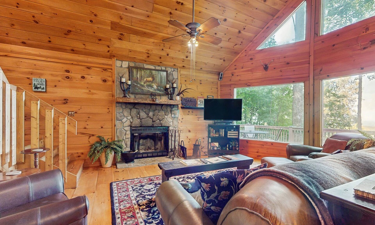 Walnut Mountain Cabin | Inviting forest cabin with pool access & picture windows