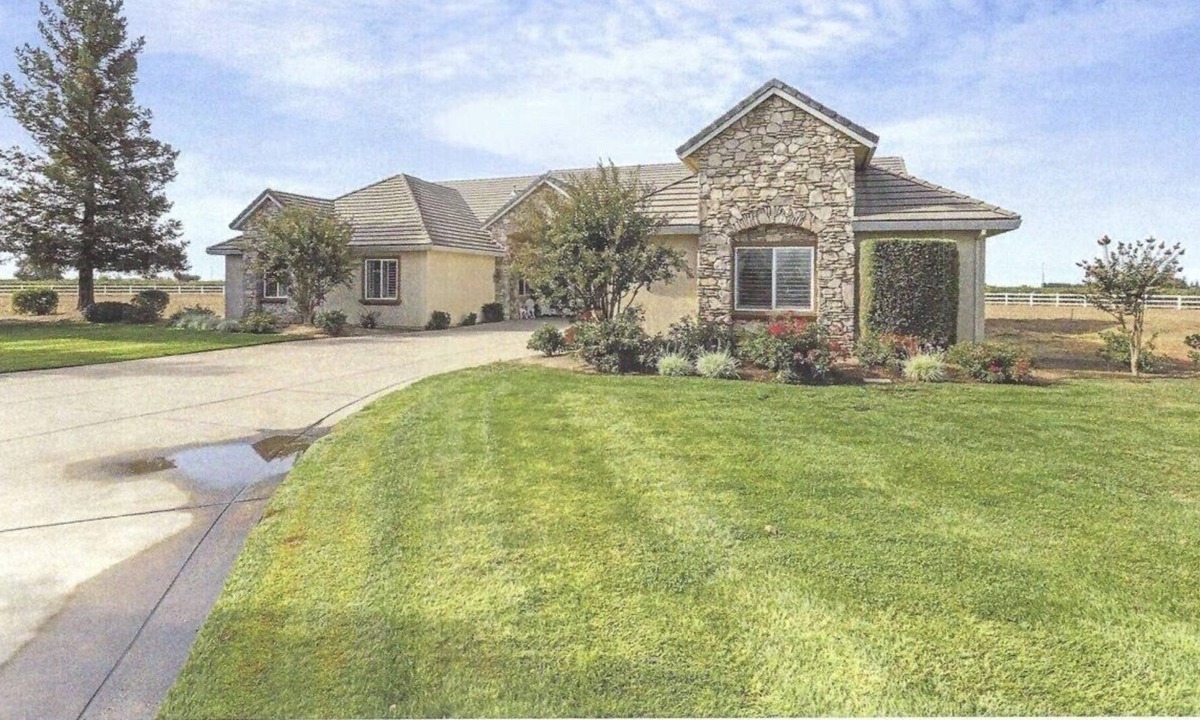 Victor House | Inviting Home on 2.5 acres, Near Vineyards