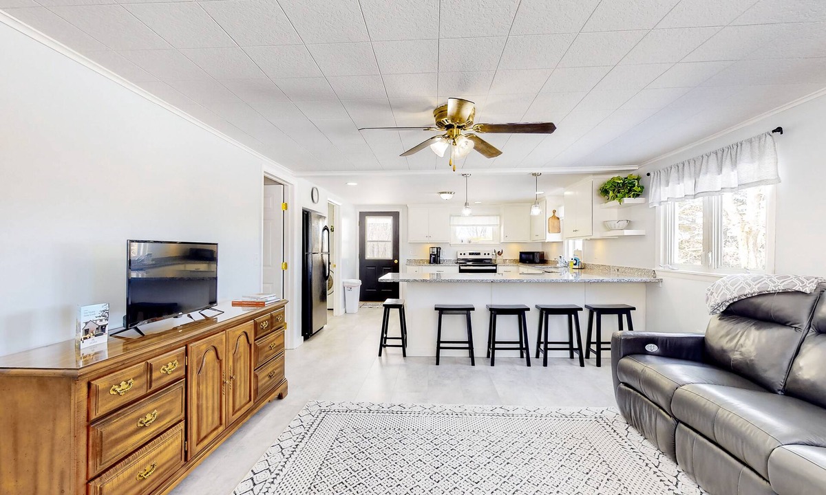 Dundee House | Inviting home with firepit, fast WiFi, skiing, full kitchen, & W/D