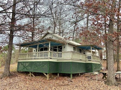 Zwolle House | Inviting Lakefront Cabin with Boat Launch near Zwolle, Louisiana
