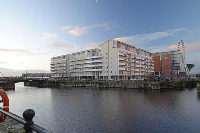 The Docks Apartment | Inviting, Modern living by the Royal Albert Dock