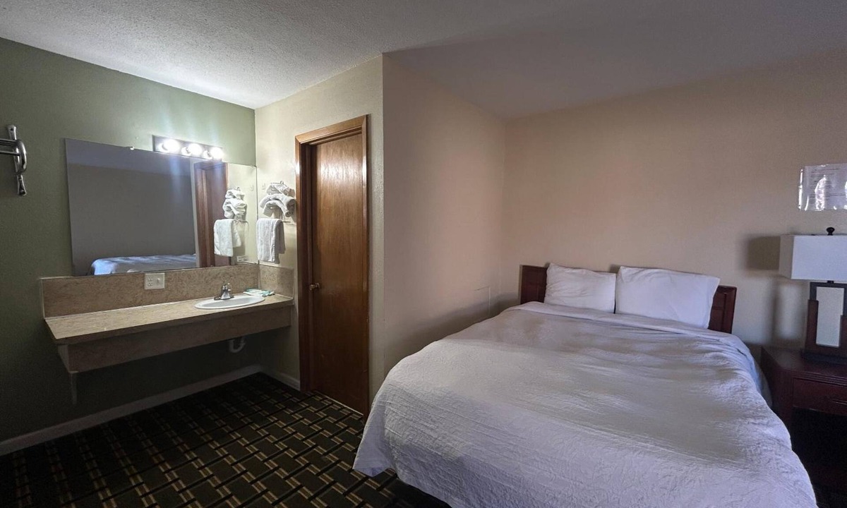 Broken Bow Hotel | Inviting Pet-friendly Room Ideal for Travelers Exploring the Area | Free Parking