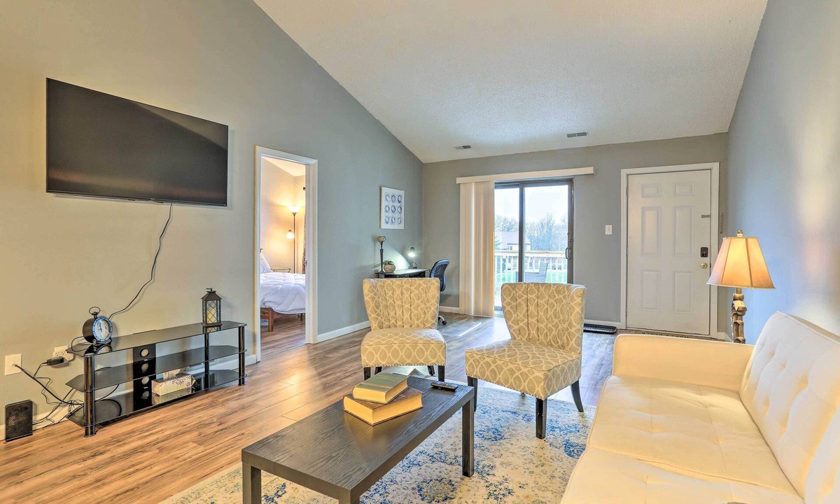 Mount Pocono Condo | Inviting Poconos Getaway w/Deck: Ski & Hike!