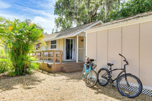 South Sarasota House | Inviting Sarasota Cottage 5 Mi to Beach Access!