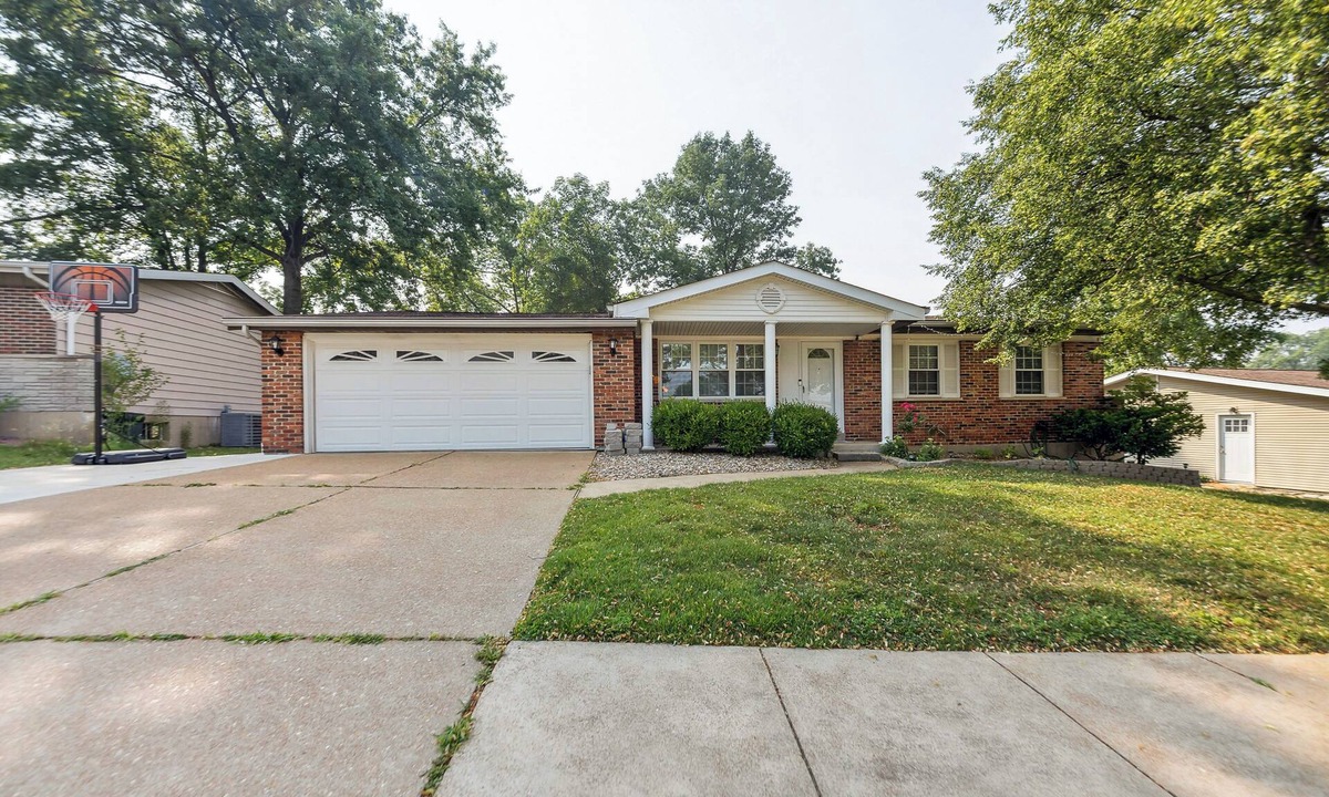 Mehlville House | Inviting St Louis Home w/Deck Near Forest Park!