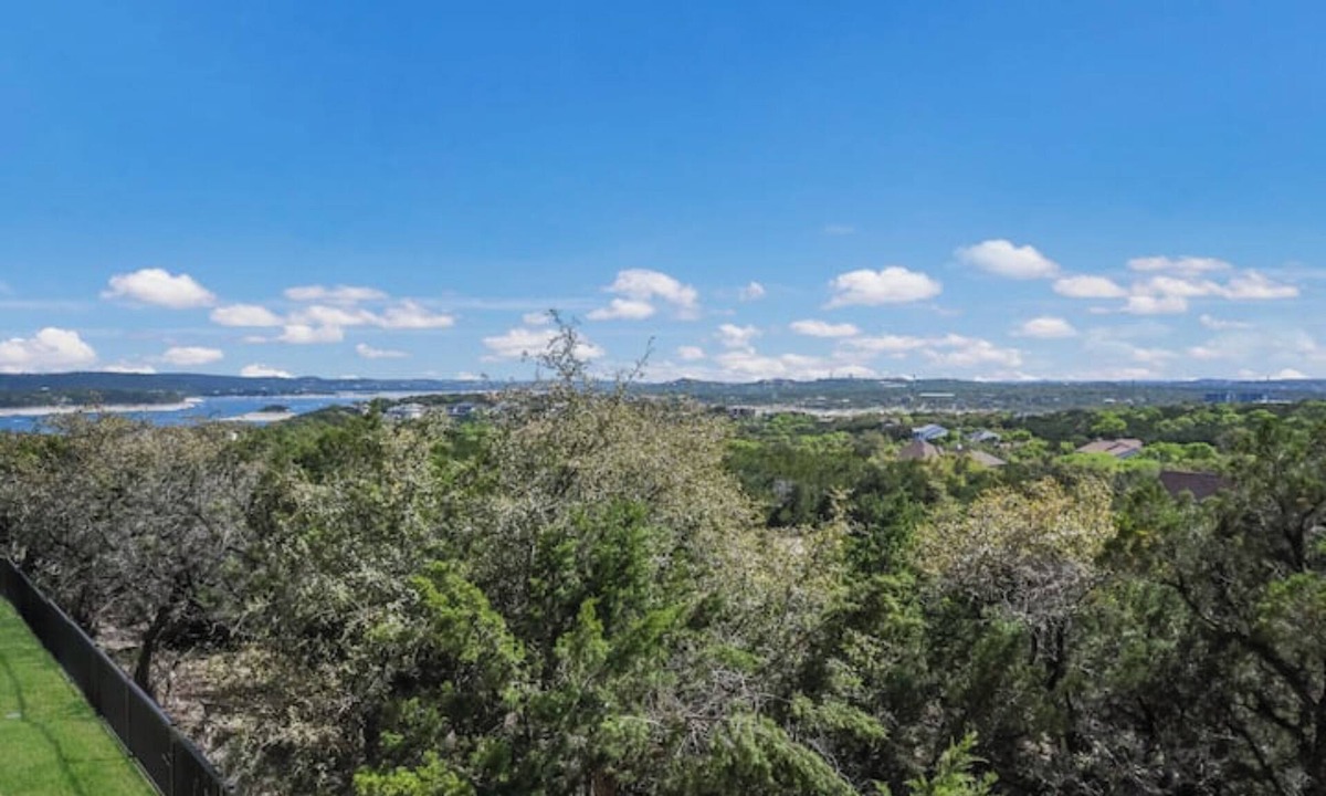 Jonestown Condo | Inviting Villa at Hollows - Lake Views/4 Pools