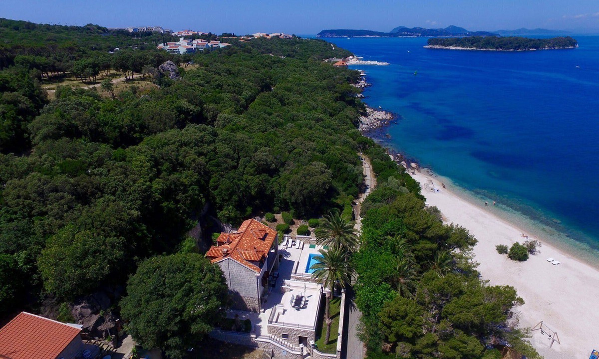 Babin Kuk Villa | Inviting Villa with Luscious Garden