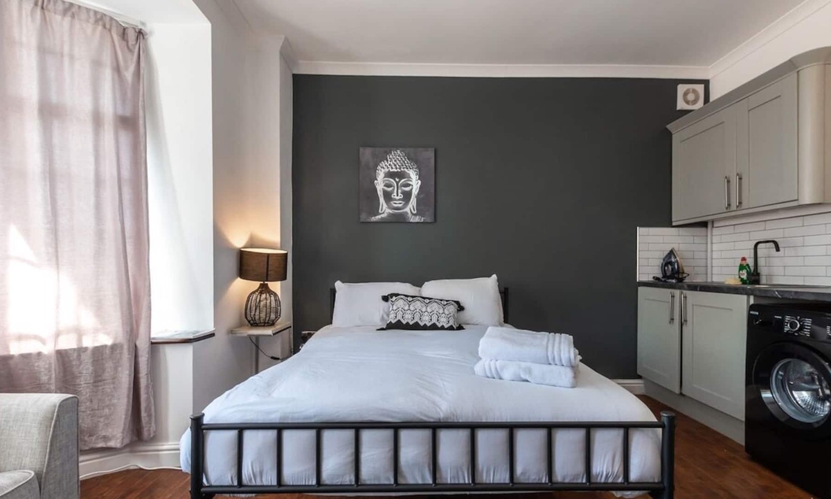 Bedworth Apartment | Iolite - Studio Flat With Parking