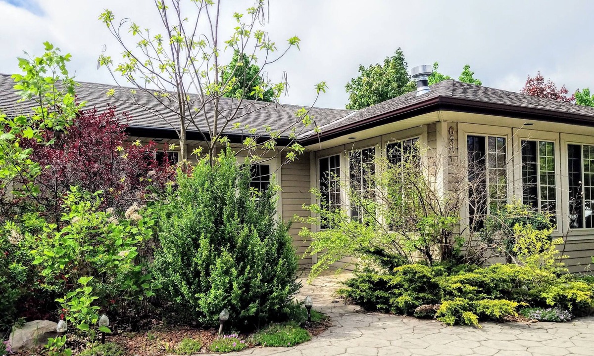 Lambton Shores House | Ipperwash Bliss: Sleep 7 Hear the wave 🌊☀️