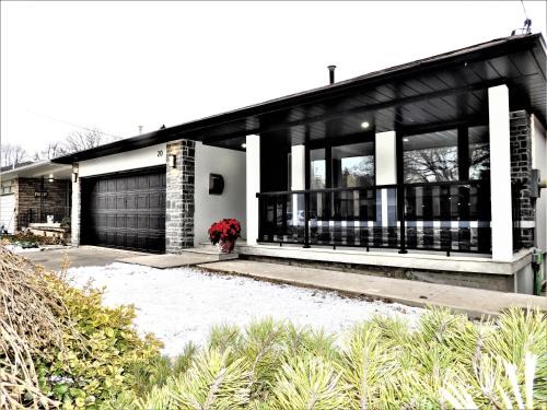 Etobicoke House | iResidence in Toronto - Fantastic Vacation Home with Breakfast