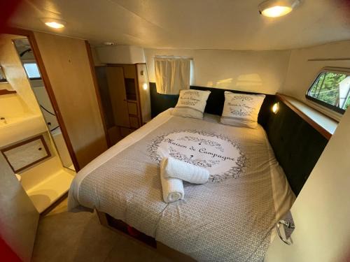 Nevers Boat Rental | Iris, bateau douillet