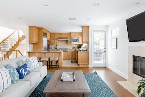 Corona del Mar House | Iris Condo 213 Condo