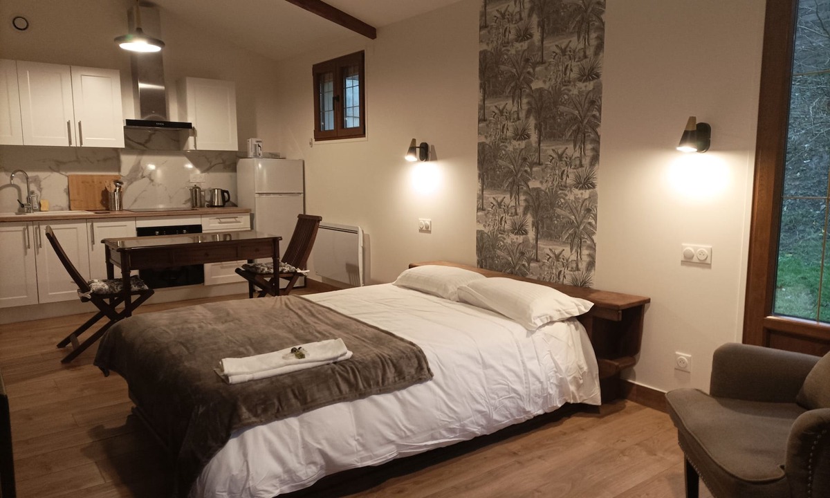 Saint-Germain-en-Laye Cottage | Iris Garden Cottage