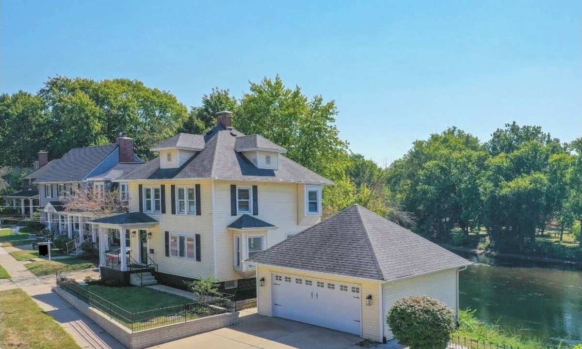 Harters Heights House | Irish River House - walk to ND!