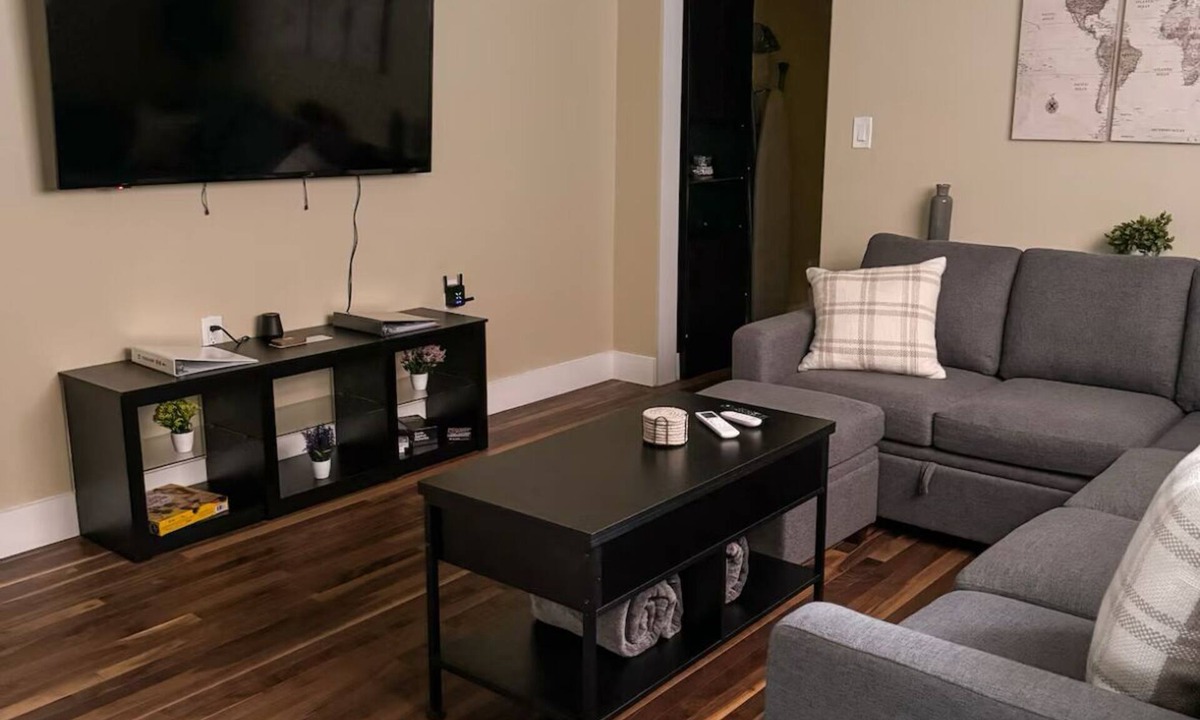 South Side Flats House | Iron City of South Side Flats Charming 2-bedroom Unit