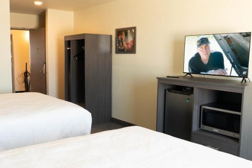 Upton Hotel | Iron Creek Inn & Suites