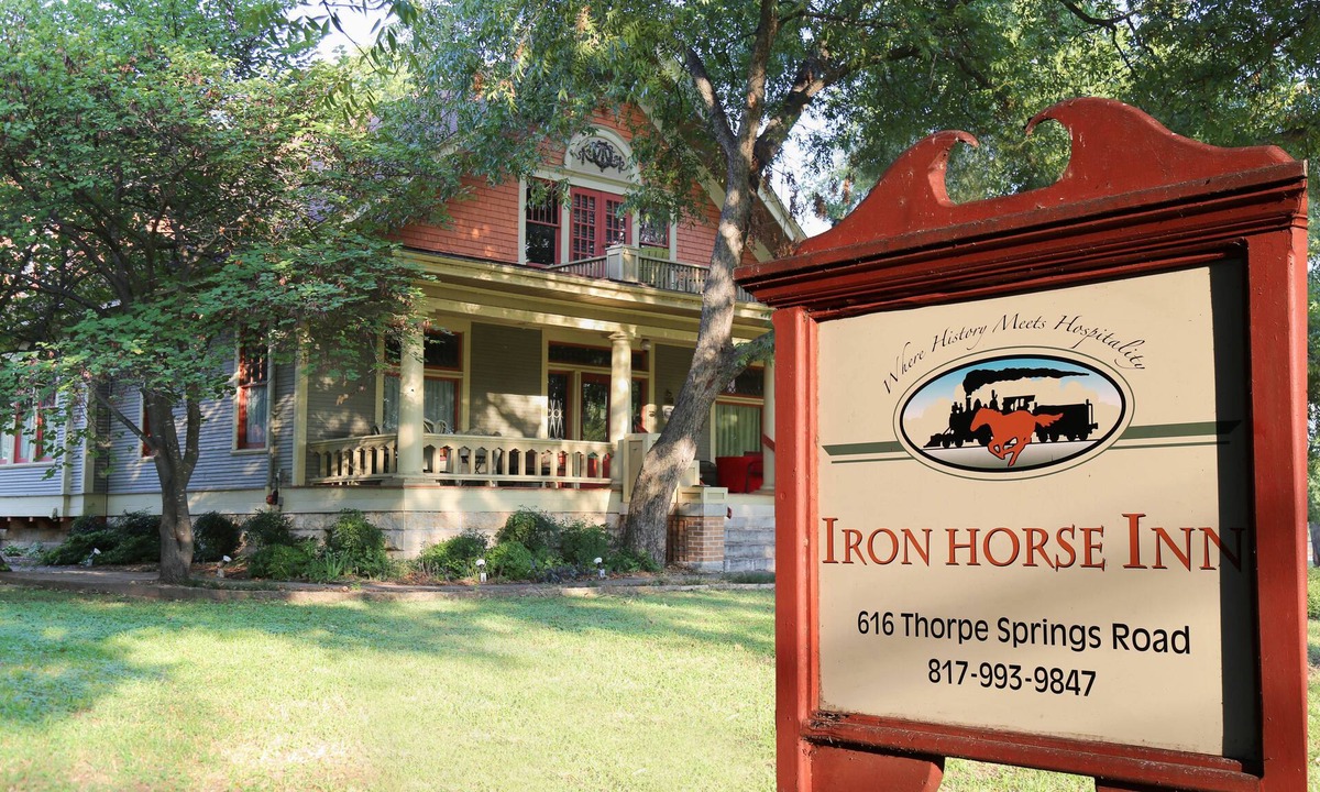 Granbury Bed & Breakfast | Iron Horse Inn