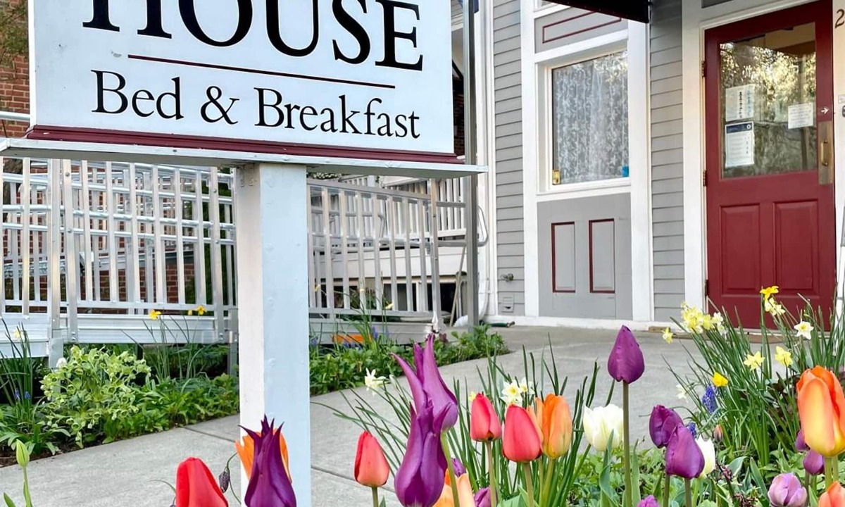 Mid-Cambridge Bed & Breakfast | Irving House At Harvard