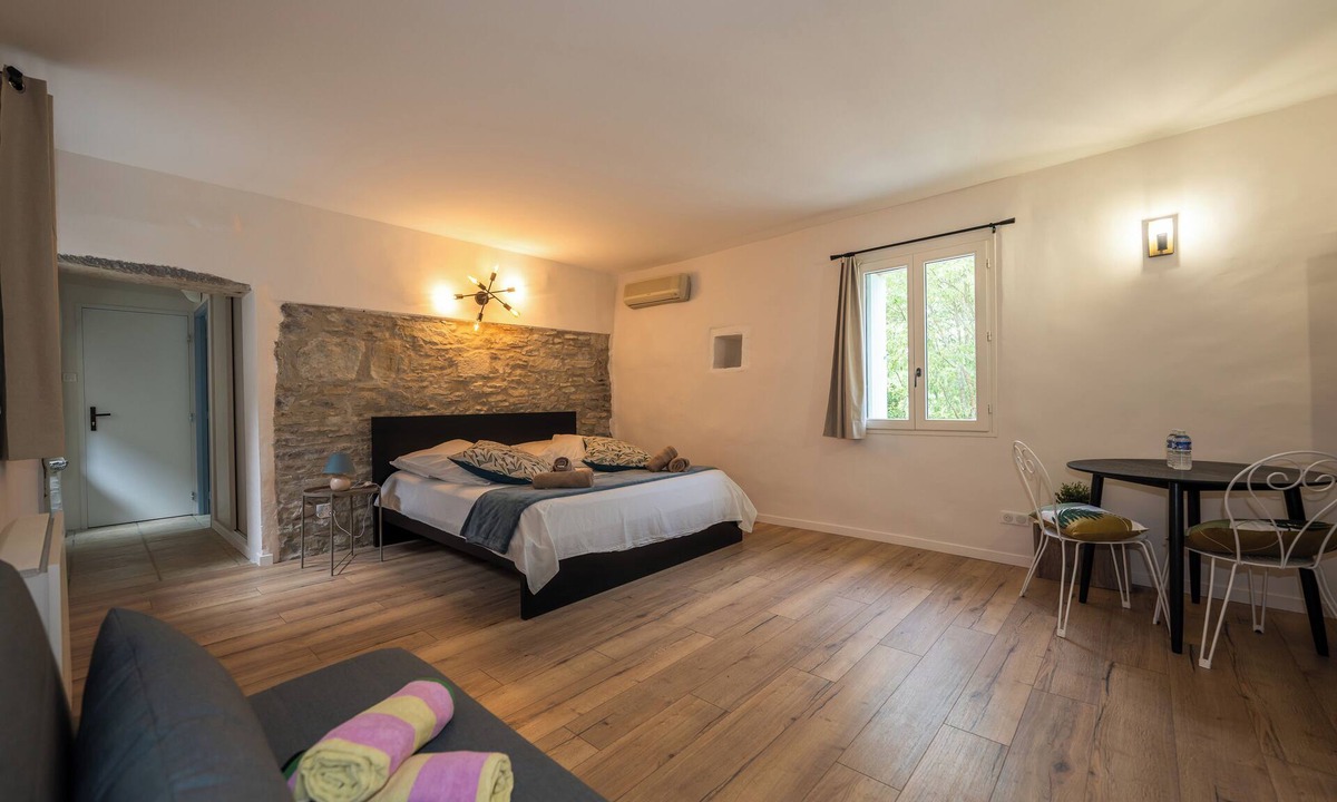 Pompignan Bed & Breakfast | Isaure - Chambre Double Avec Salle de Bains Privative