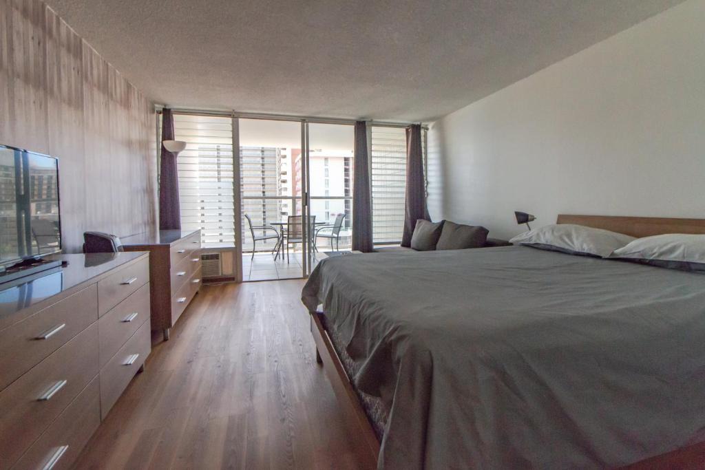Waikiki Apartment | ISLAND COLONY STUDIO 1415