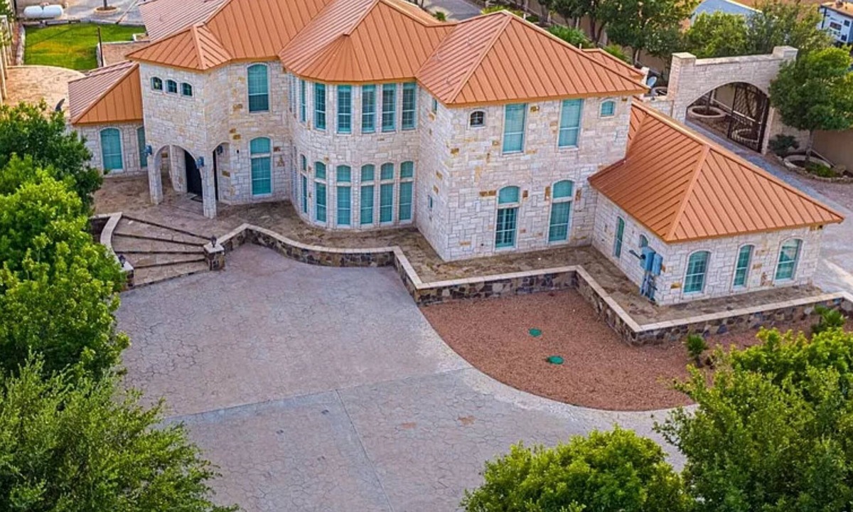 Midland House | Island Dreams! Tropical 4-bedroom house with amazing backyard
