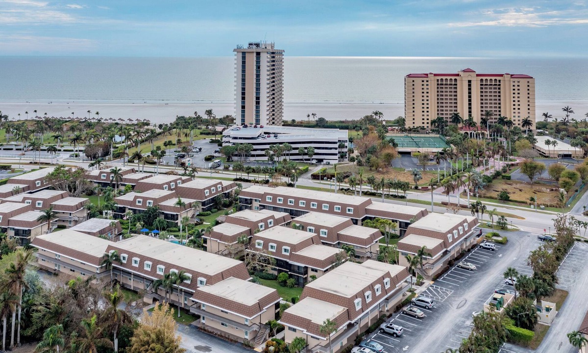 Marco Island Condo | Island Manor G-5 - Relax and enjoy your vacation in this lovely one bed room condo rental.