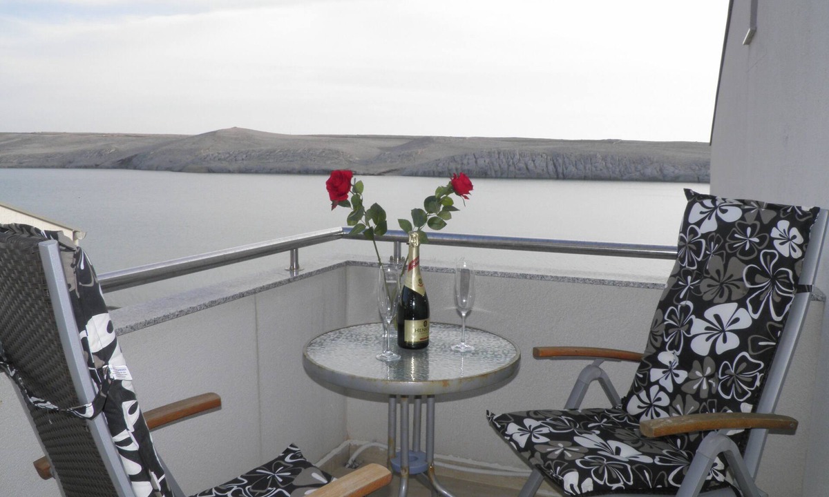 Dinjiska Apartment | Island Pag seafront 2
