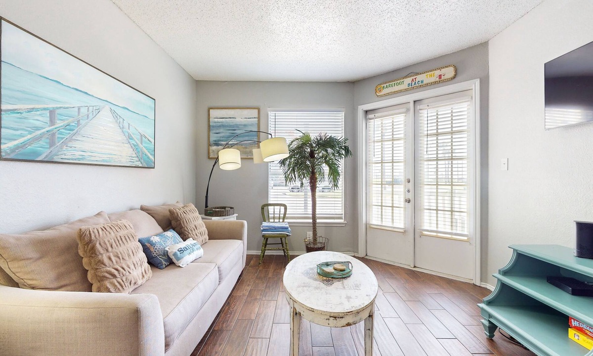 Corpus Christi Condo | Island retreat-1st floor condo w/shared pool & hot tub – one block to the beach
