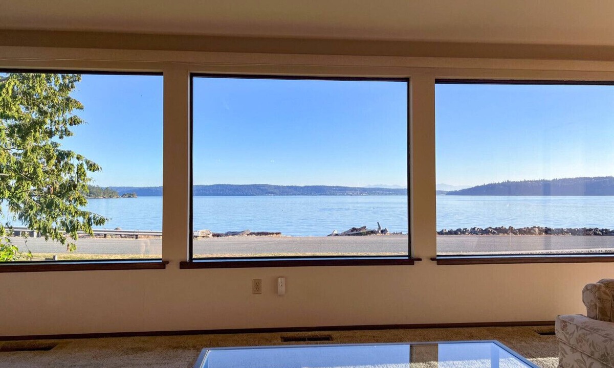 La Conner House | Island-View Getaway – Waterfront Setting with Deck & Grassy Yard