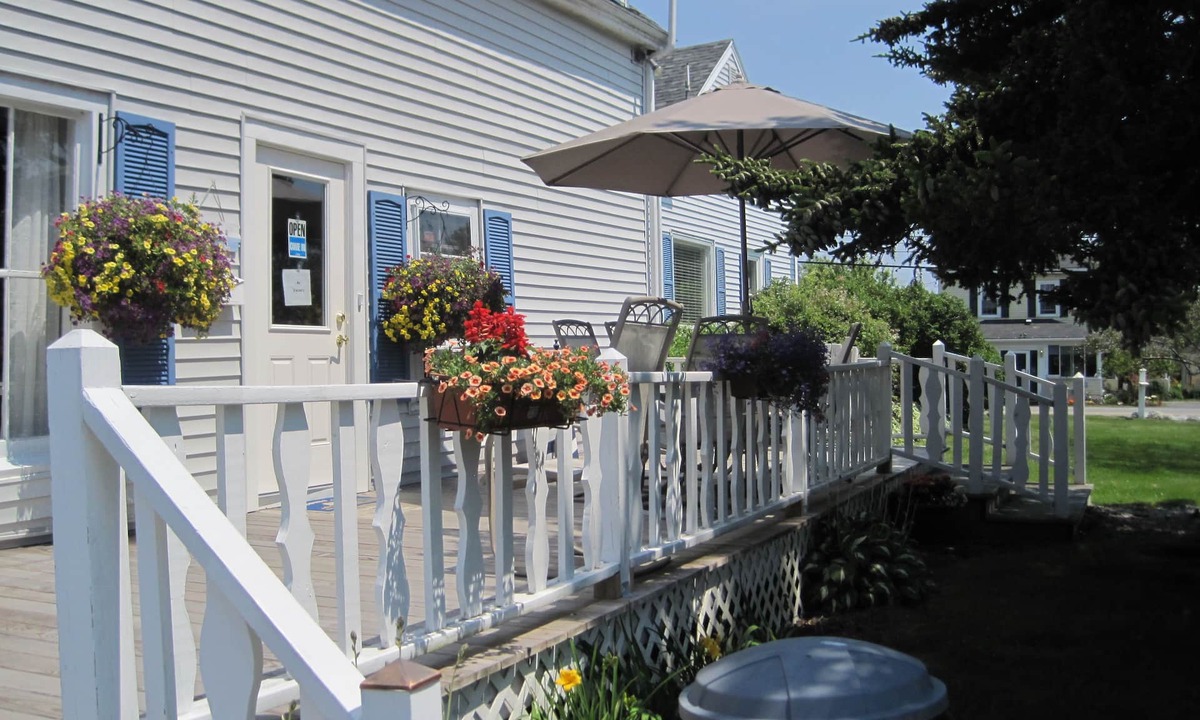 Trenton Hotel | Isleview Motel and Cottages