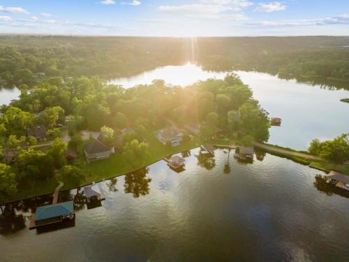Murchison House | Isleview Retreat at Calendar Lake
