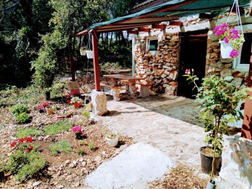 Kali Ski Chalet | Isolated, 30m to sea, Viktoria s cottage