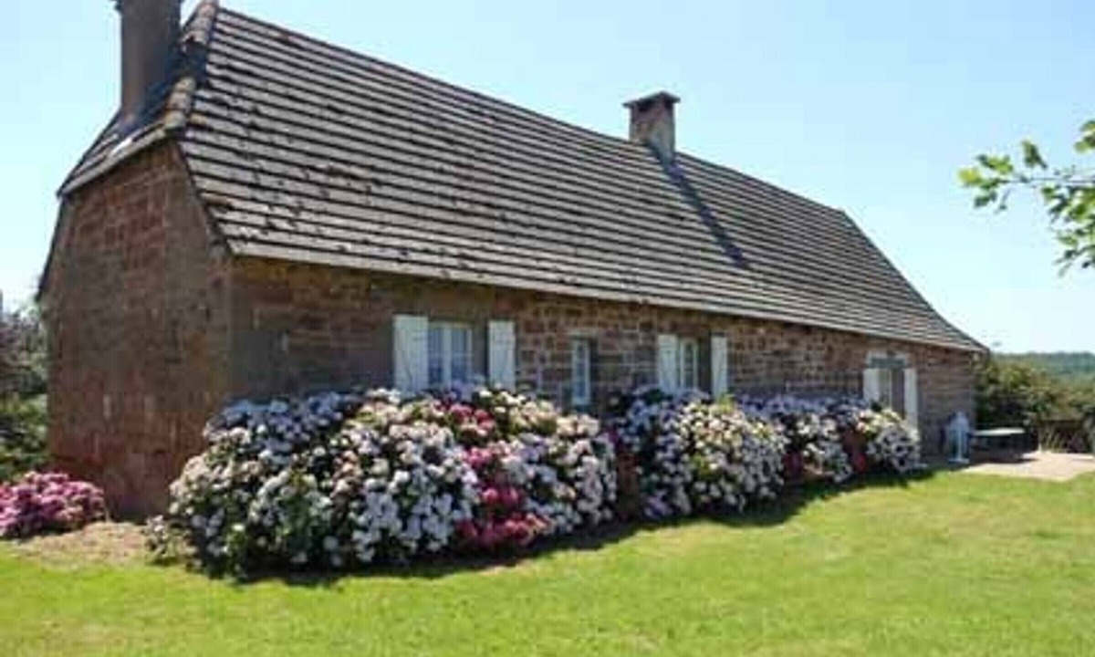 Villac Cottage | Isolated house with fireplace, pets allowed, near historical sites