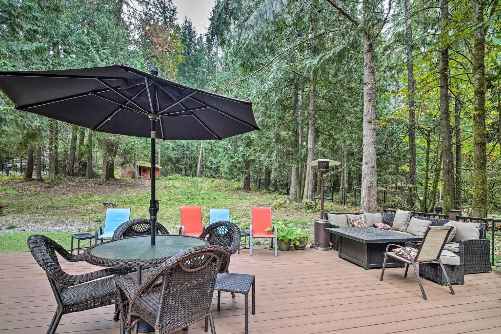 Mirrormont Apartment | Issaquah Getaway Backyard Oasis with Hot Tub!