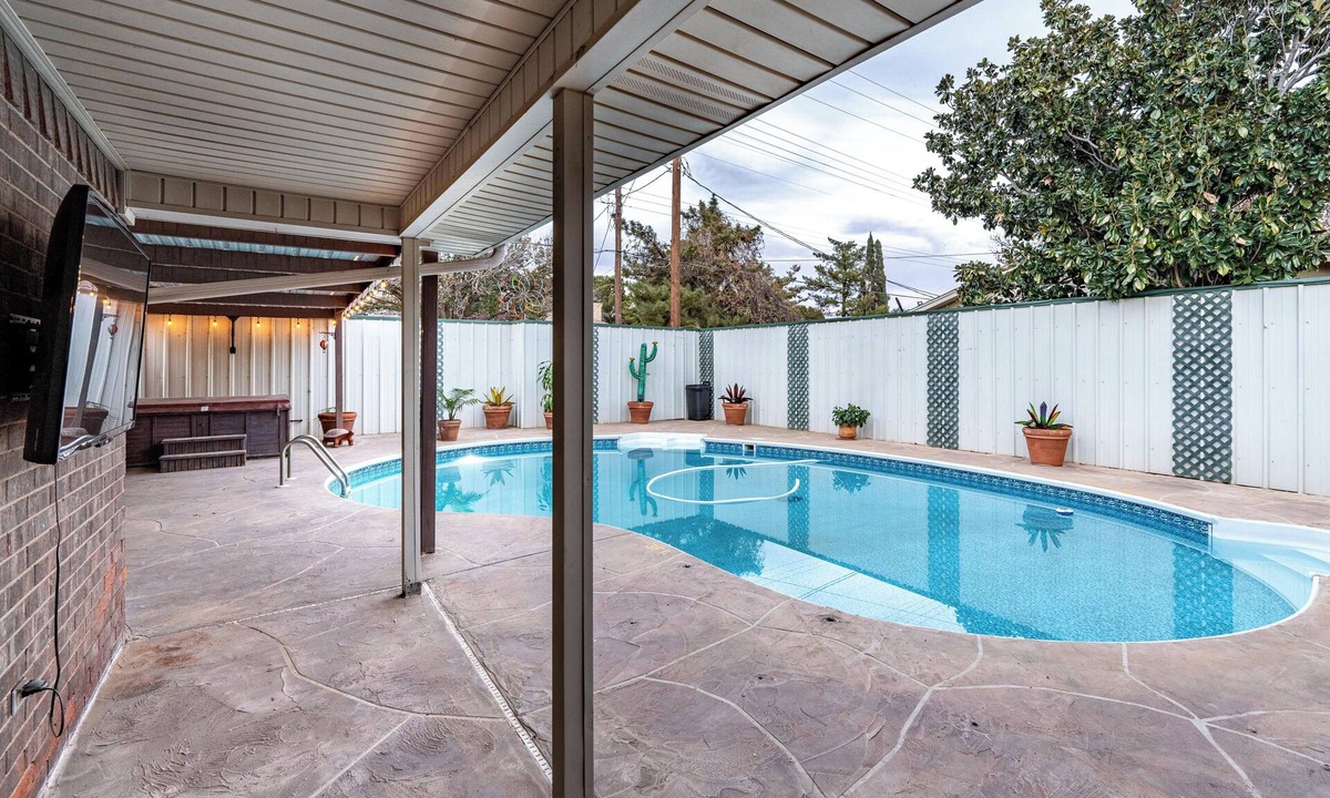 Lubbock House | "It's a Peaceful, Easy Feeling" Pool/Hot Tub, 3 BD/2Ba, TTU is 4 miles