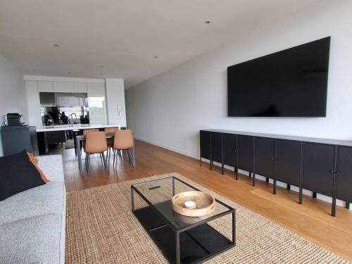 Port Melbourne Apartment | It's Melbourne - by the Beach!