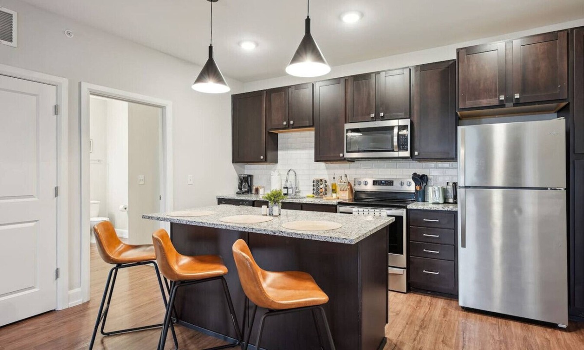 Italian Village Apartment | Italian Village Hideaway – Steps from Art & Eats