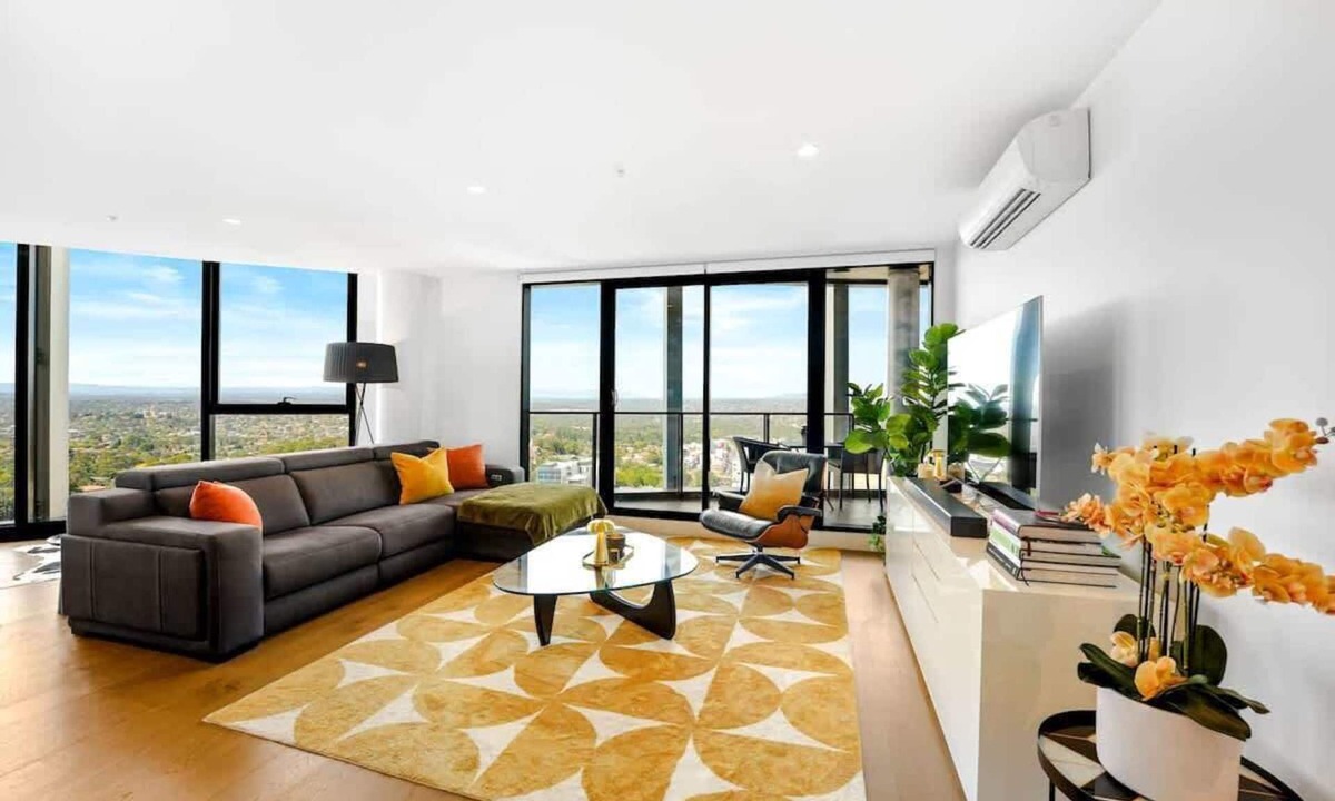 Heidelberg Heights Apartment | Ivanhoe Penthouse - Masterpiece w/parking + views