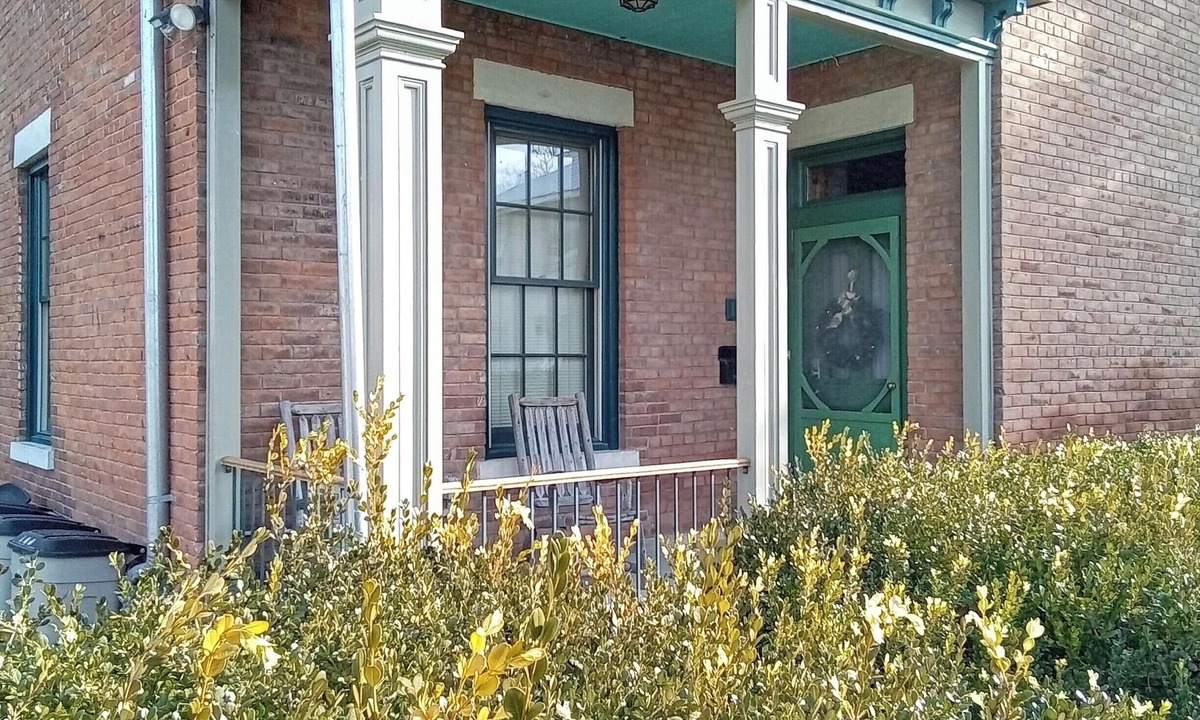 Keokuk Apartment | Ivin's Hideaway