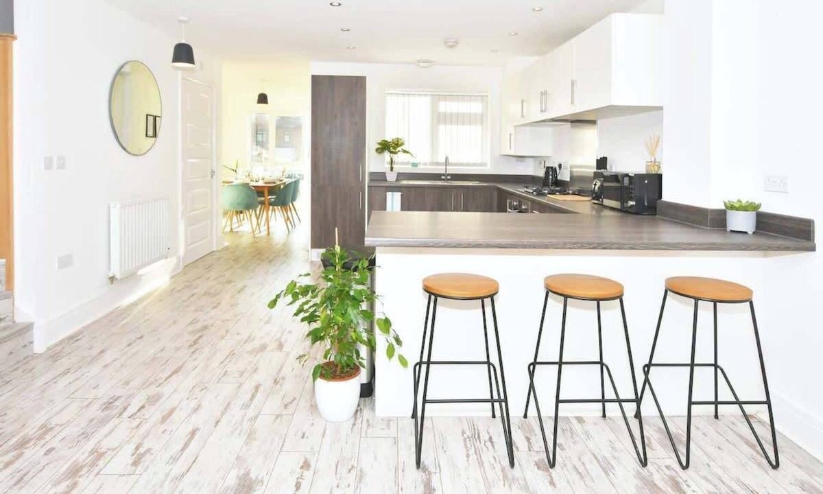 Hanley House | Ivory House Summary: