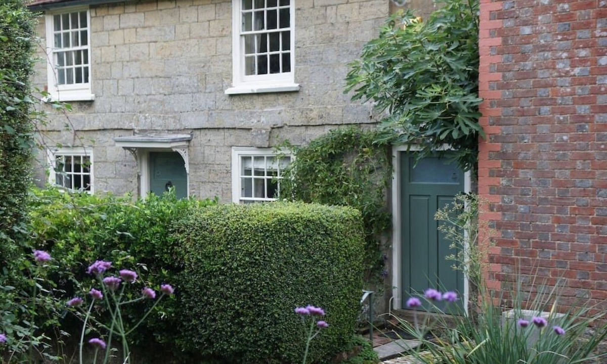 Pulborough House | IVY COTTAGE PULBOROUGH