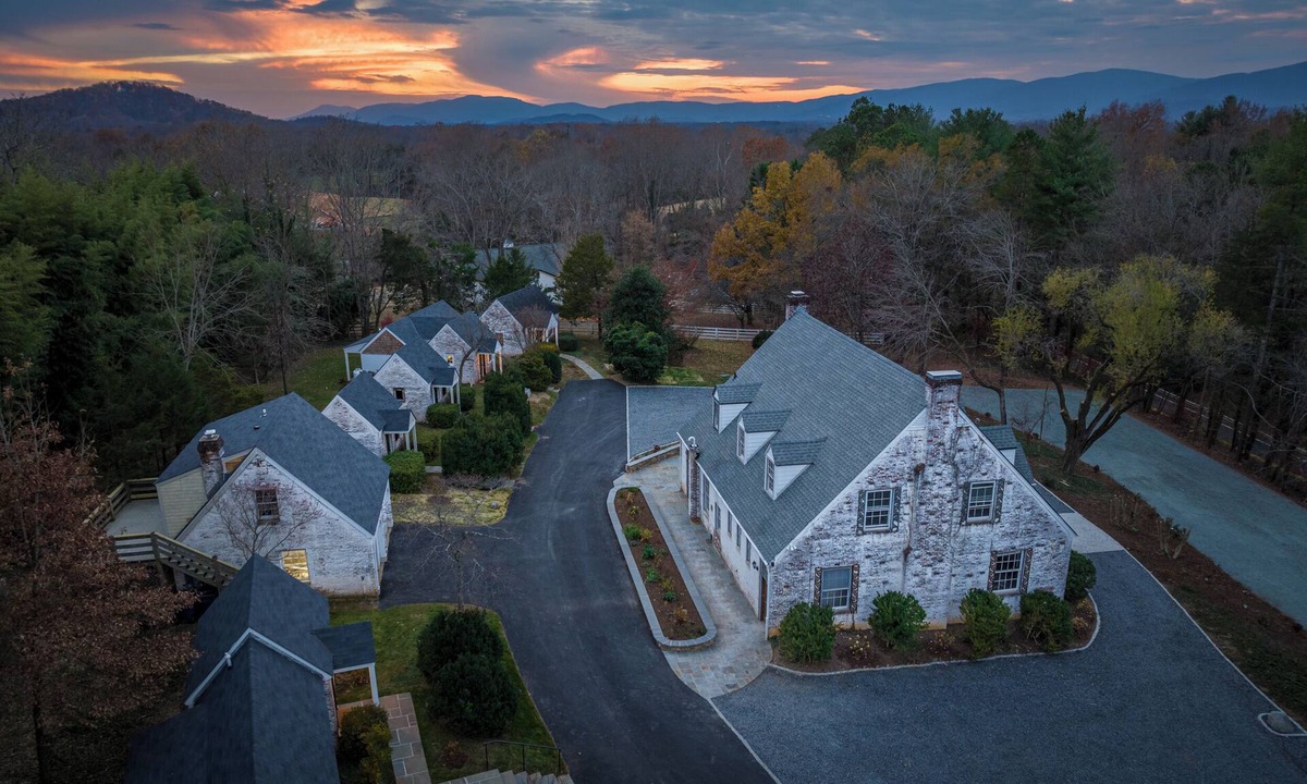 Batesville Cottage | Ivy Cottages | 5 Private Cottages Perfect for Groups & Weddings