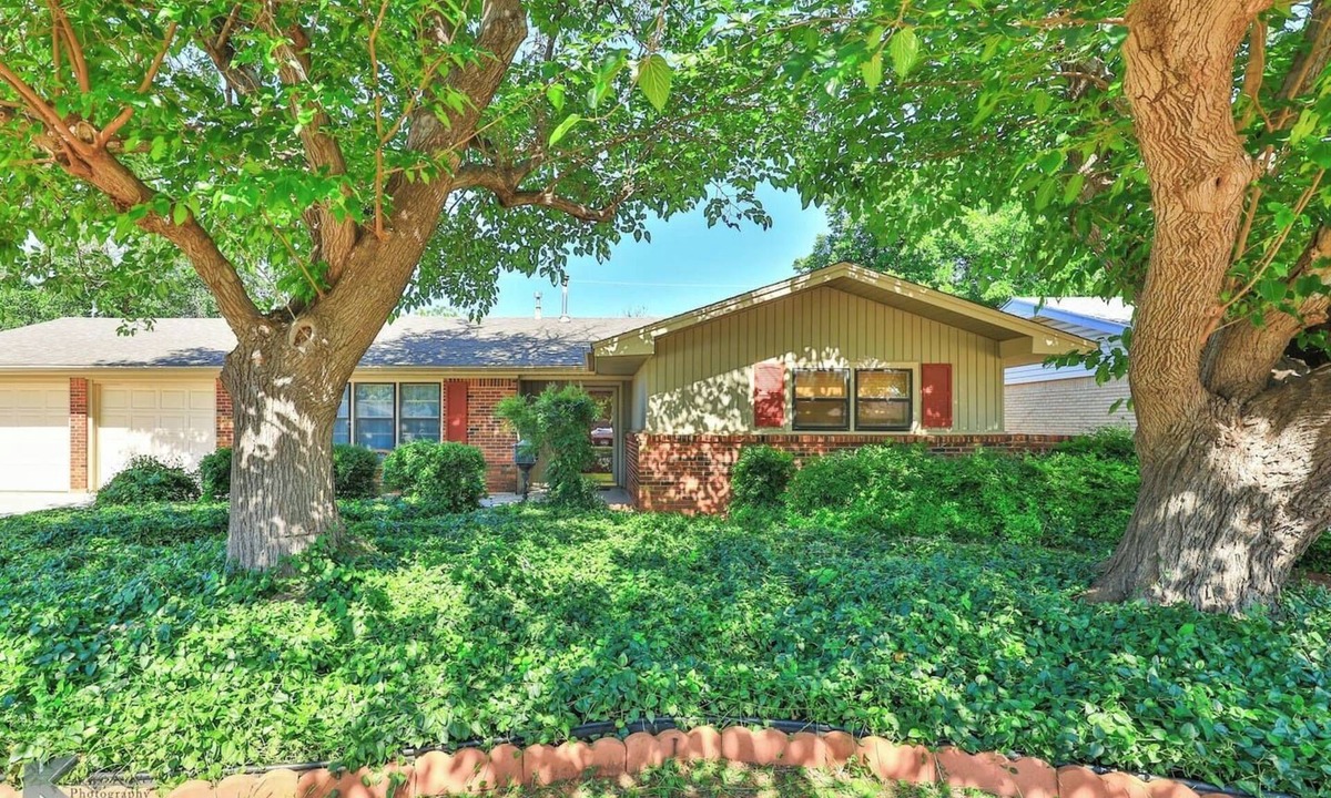 Abilene House | Ivy Lodge (Sleeps 8 | 5 Tvs)