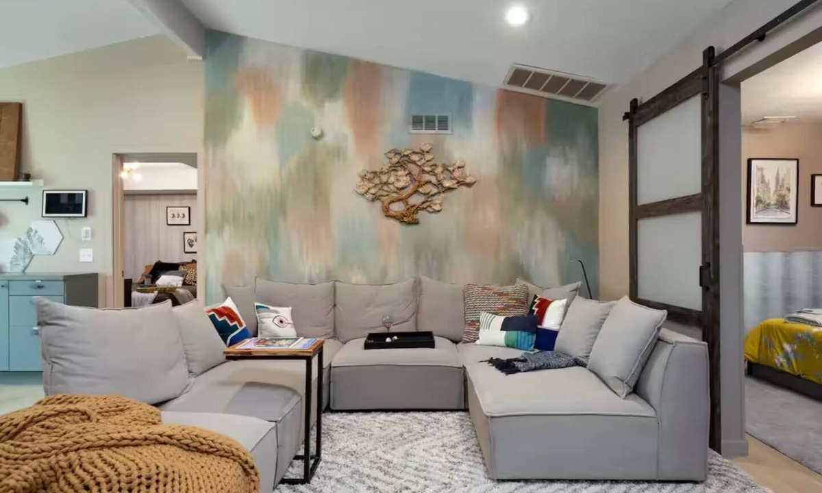 South Tulsa House | Ivy's Charming 2 Bedroom 2 Bath with Jetted Tub