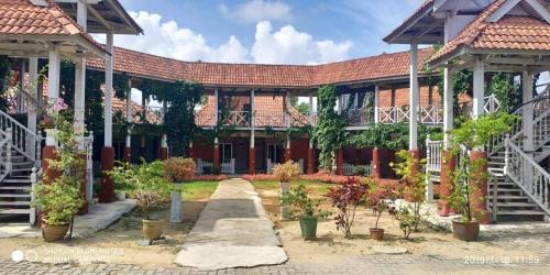 Kampong Raja Hotel | Iz Village