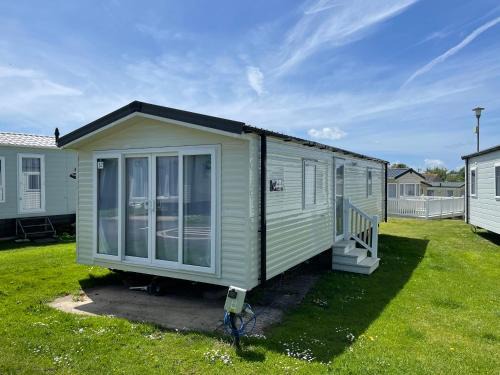 Sandown Cabin | J2 static caravan at Fairway Holiday Park
