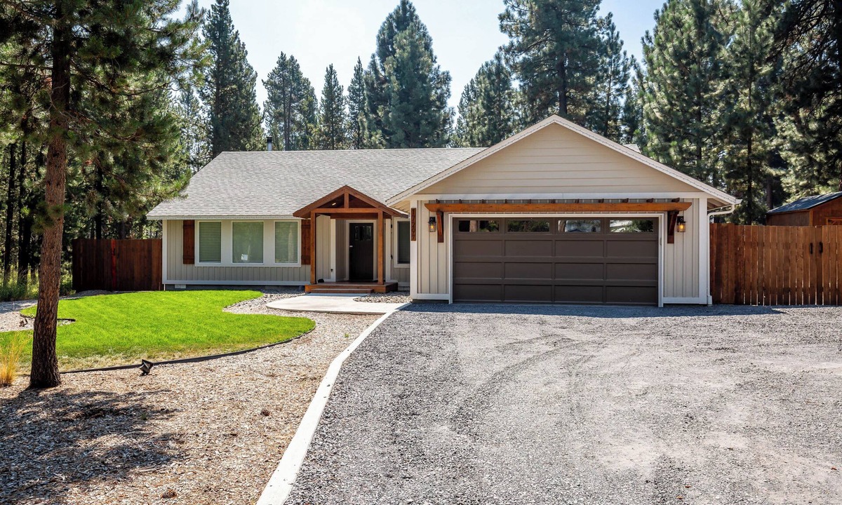 Three Rivers House | JACI97-Updated Home, HUGE Backyard